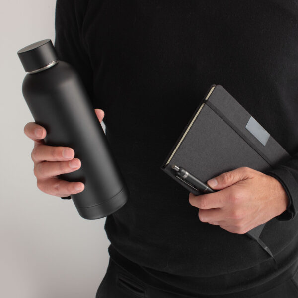 alt_-promocional_publicitario_KIT_Libreta_Botella_tC3A9rmica_Boligrafo_S02_contexto-4 Set ejecutivo "DARK BOX"