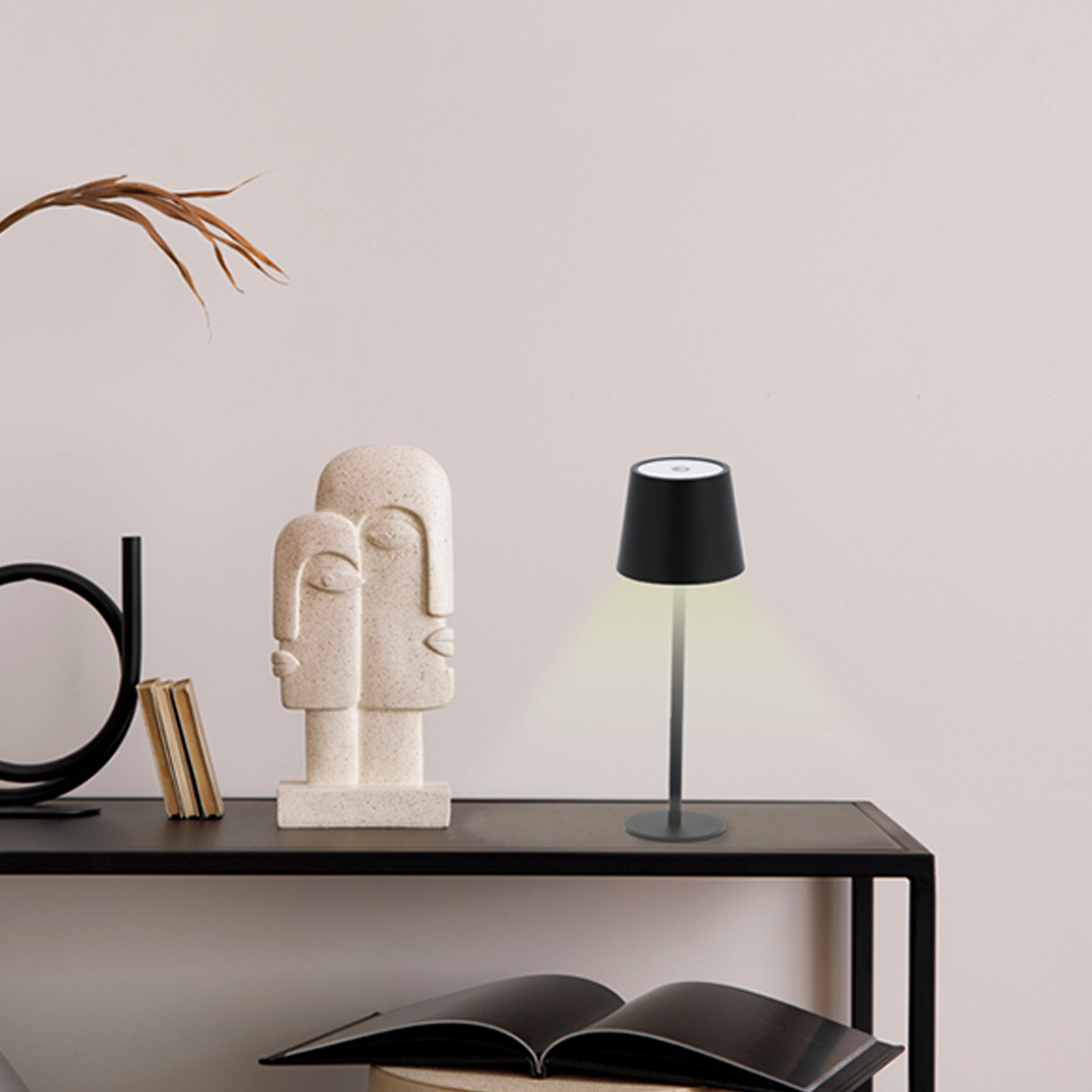 The,Stylish,Composition,Of,Minimalistic,Interior,With,Copy,Space.,Black Lámpara Tanik